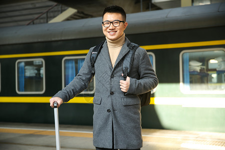 仅男人东亚行李青年男人在车站月台图片