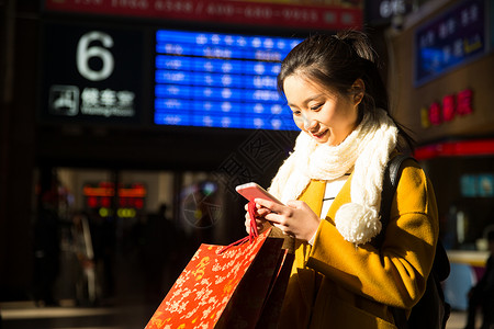 仅一个青年女人背包客20到24岁青年女人在火车站图片