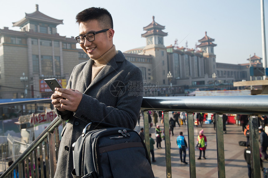 水平构图度假广场青年男人在火车站图片