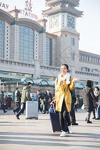 公共交通20到24岁女青年女人在站前广场图片