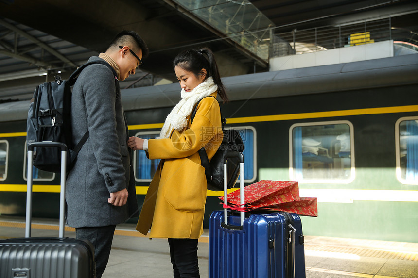 女人旅行箱过年青年情侣在火车站图片