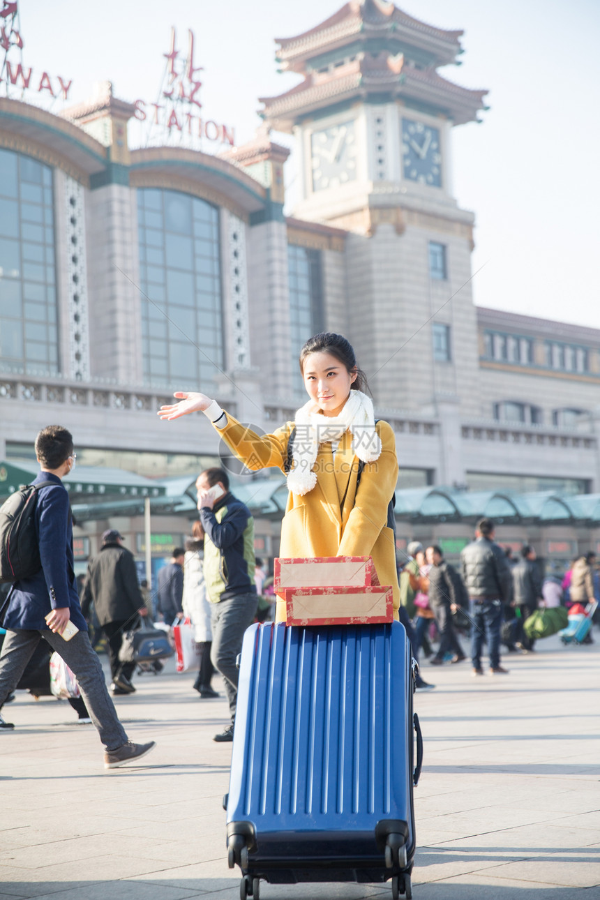 建筑女度假青年女人在站前广场图片