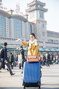 建筑女度假青年女人在站前广场图片