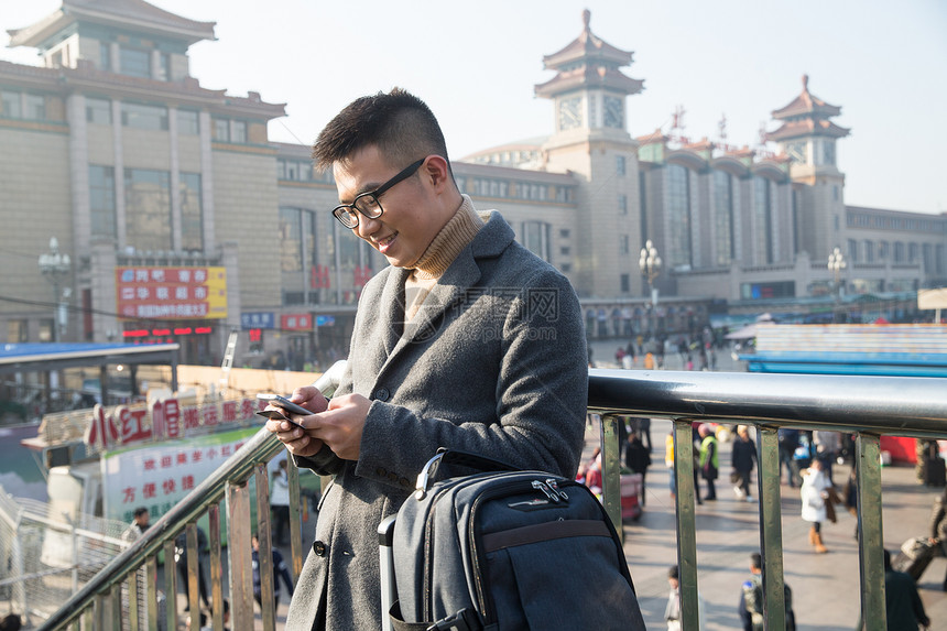 仅男人附带的人物旅行青年男人在火车站图片