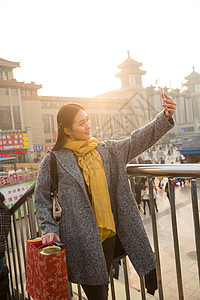 亚洲日光行李青年女人在站前广场图片