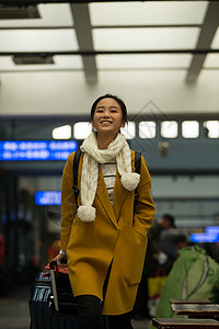 美女度假20到24岁青年女人在火车站图片