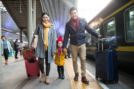 火车站中年男人春节幸福家庭在车站月台图片