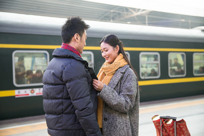 中年人交通人年轻情侣在火车站图片