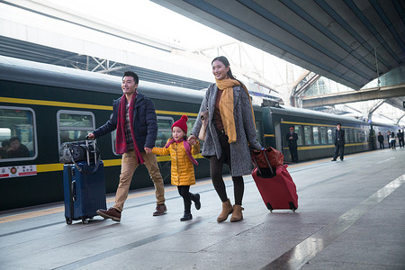 表现积极旅行幸福家庭在车站月台图片