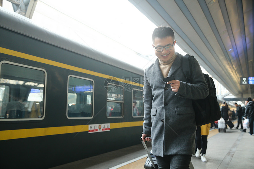 火车站行李彩色图片青年男人在车站月台图片