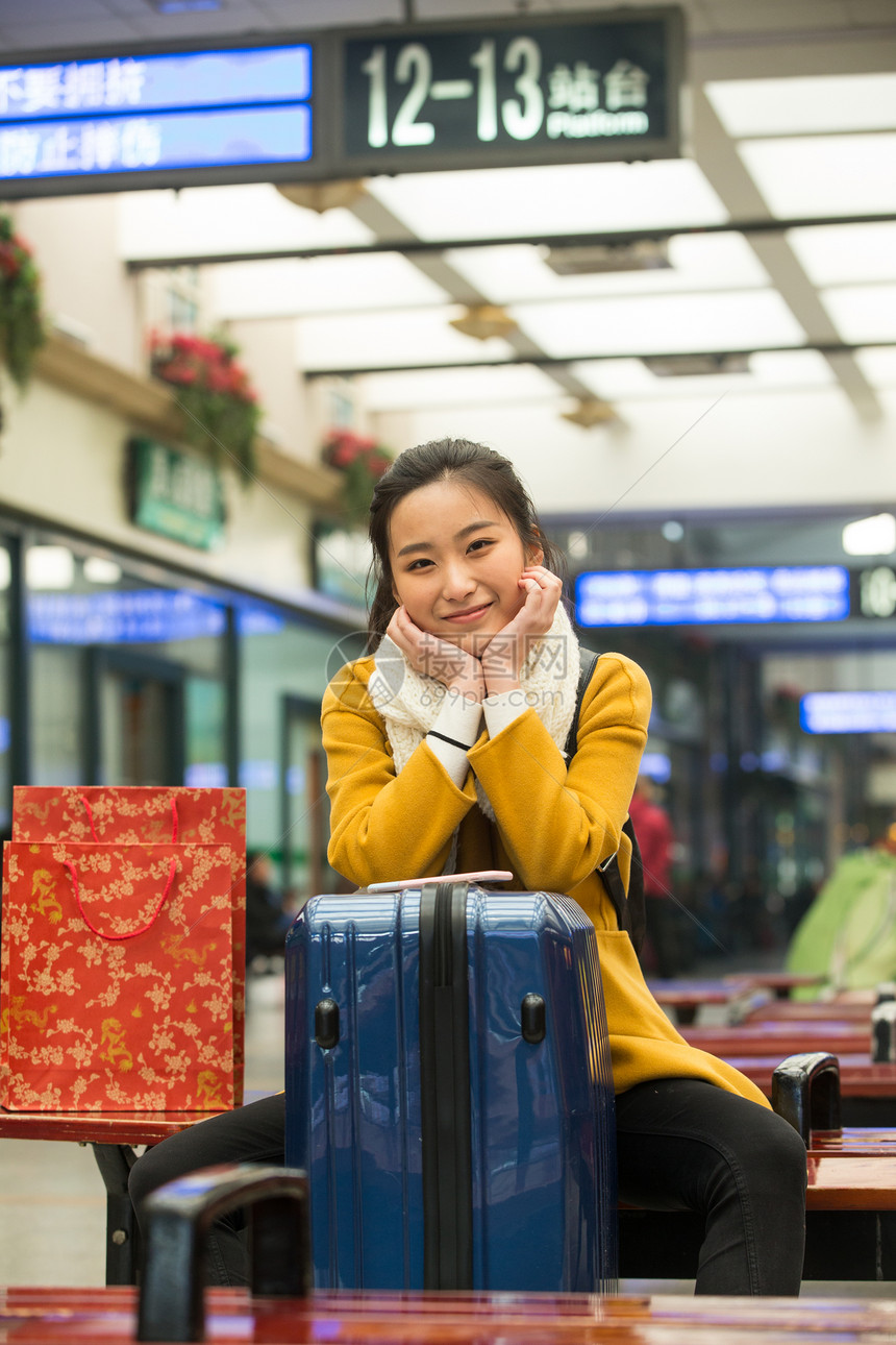 旅游背包客仅成年人青年女人在火车站图片