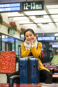 旅游背包客仅成年人青年女人在火车站图片