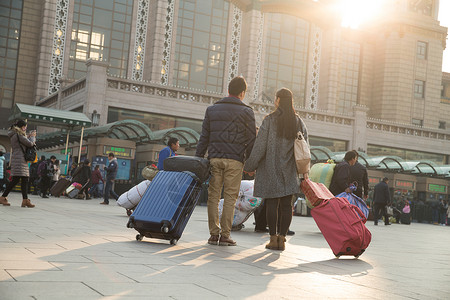 旅行的人购物袋东方人青年男女在站前广场图片