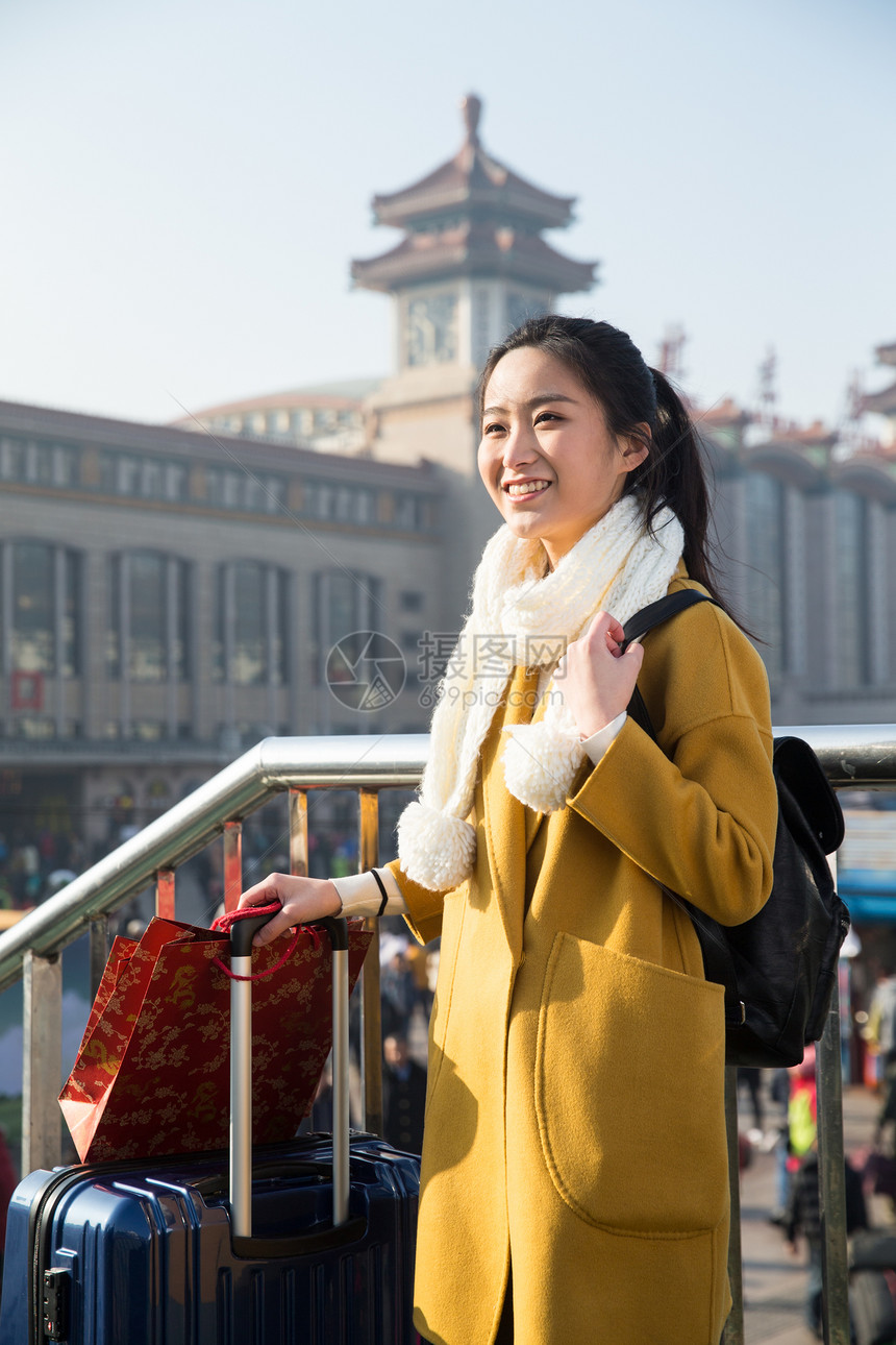 旅途白昼车站青年女人在站前广场图片