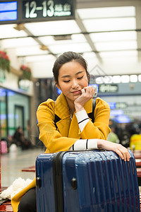 旅游青年人大厅青年女人在火车站图片