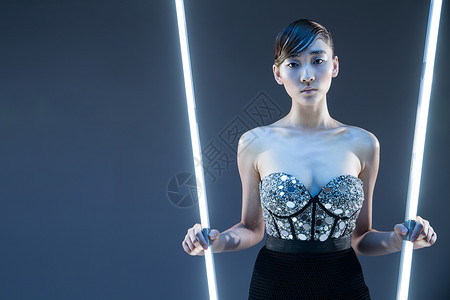 现代武器彩妆科幻青年时尚女性背景