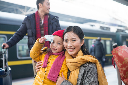 彩色图片青年人度假幸福家庭在车站月台背景图片