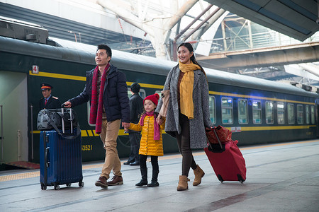 运送户外旅途幸福家庭在车站月台图片