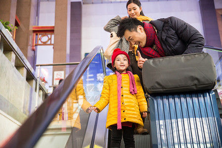 无忧无虑旅途表现积极幸福家庭在车站月台高清图片