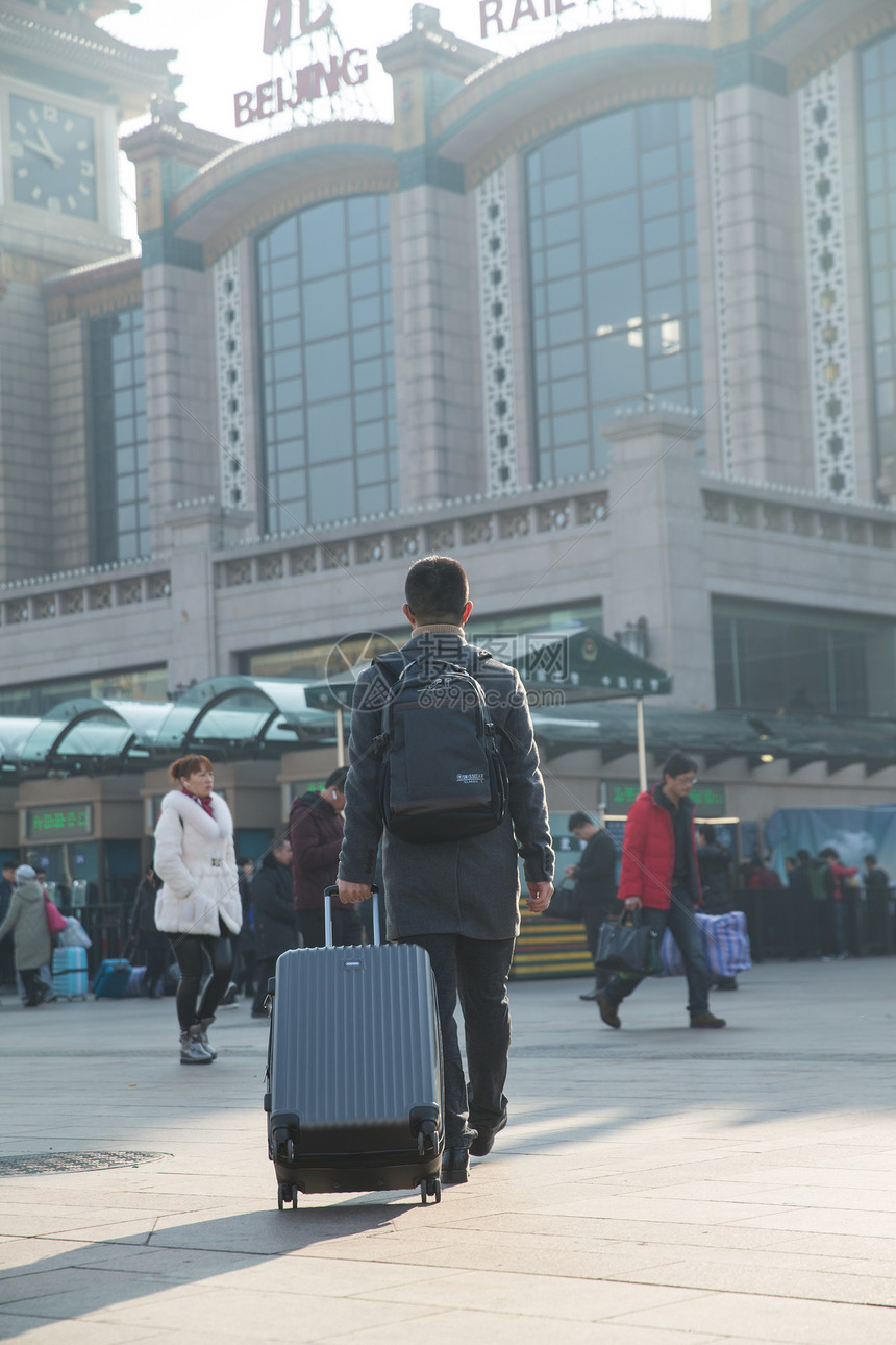 白昼春运北京青年男人在火车站图片