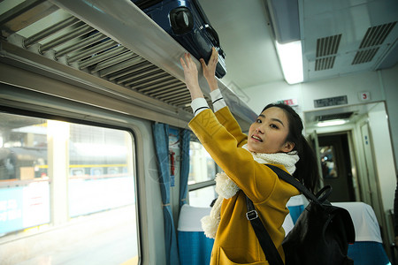休闲装青年人站着青年女人在火车上高清图片