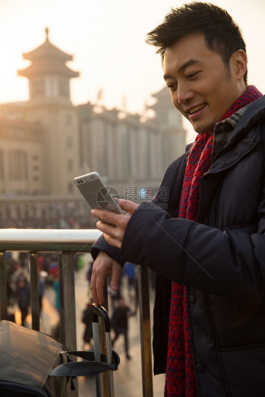 旅行离开休闲装中年男人在火车站图片