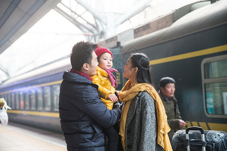 户外旅行者乘客幸福家庭在车站月台图片