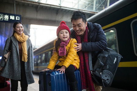 表现积极户外春节幸福家庭在车站月台图片