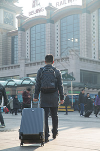 广场仅成年人青年男人在火车站图片