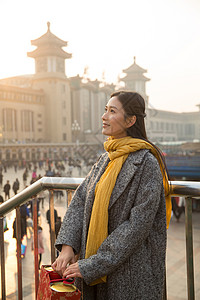 前景聚焦日光北京青年女人在站前广场图片
