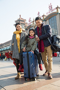 亚洲人信心春运幸福家庭在火车站图片