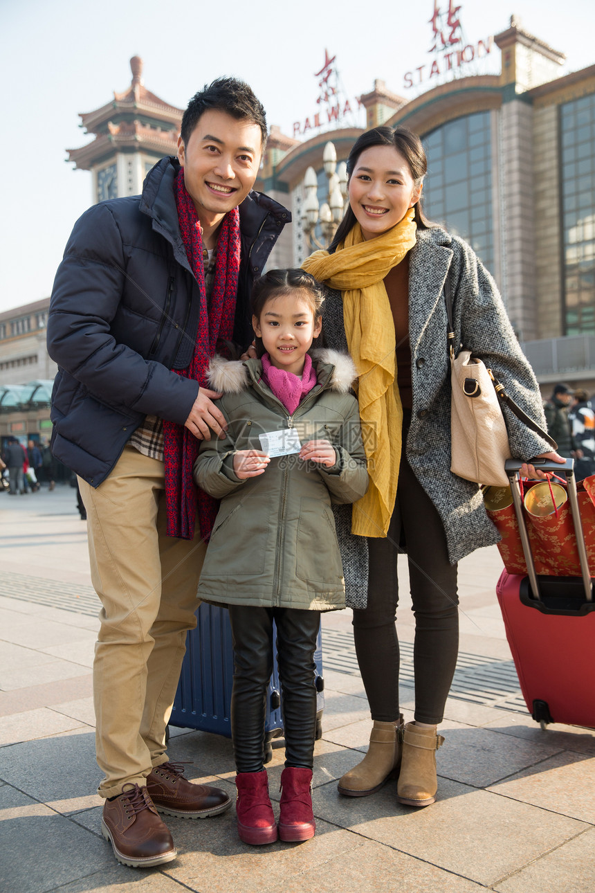 回家户外童年幸福家庭在火车站图片