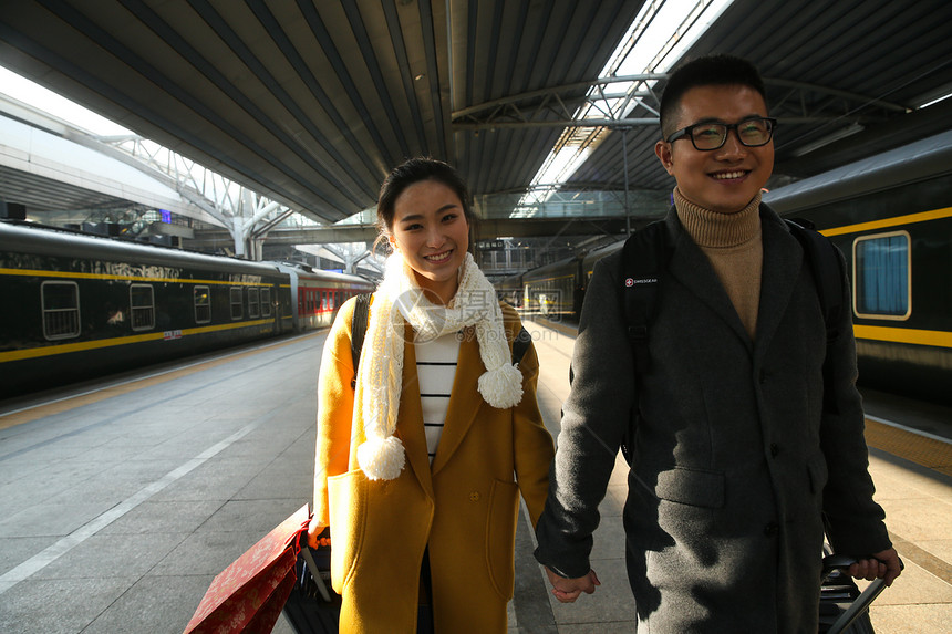 两个人仅成年人旅行箱青年情侣在火车站图片
