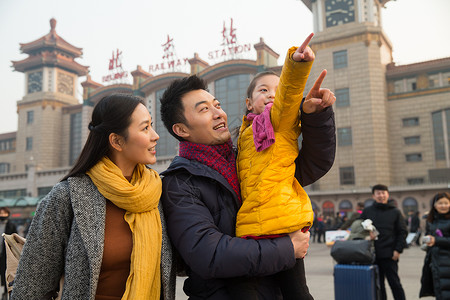 女儿围巾父亲幸福家庭在站前广场高清图片