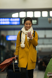 青年人拿着旅行箱青年女人在火车站图片