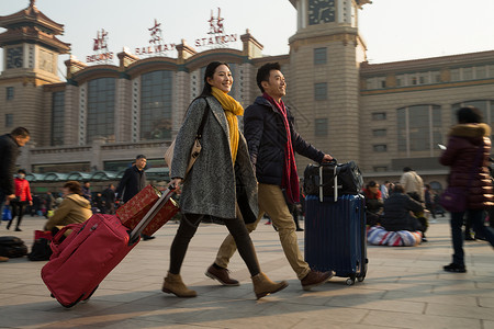 出发旅游漂亮的人青年男女在站前广场图片