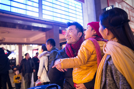 火车站过道成年人女人幸福家庭在候车厅背景