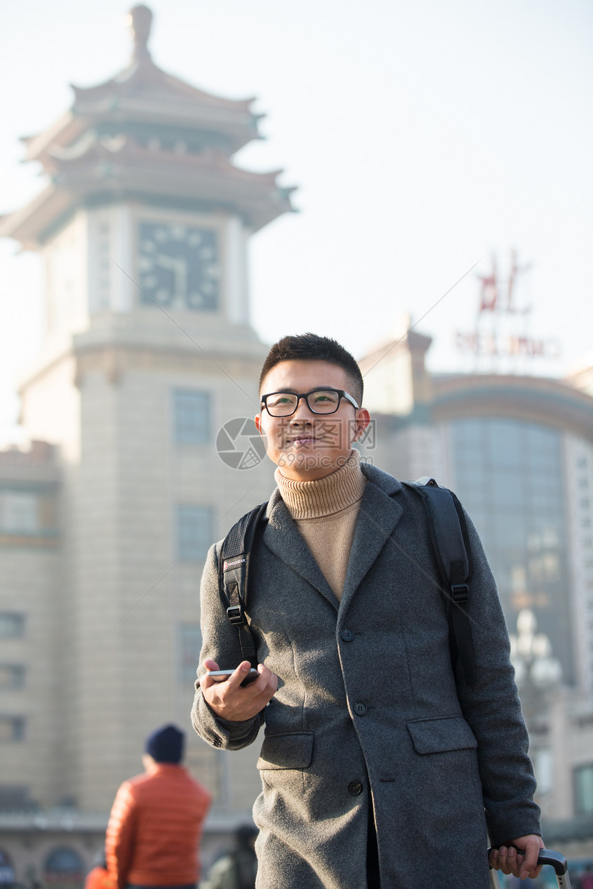 乘客旅行的人日光青年男人在火车站图片