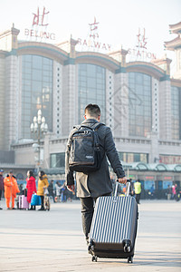 春节户外旅行的人青年男人在火车站图片