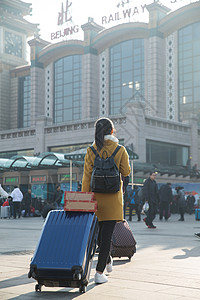 等待仅一个人行李青年女人在站前广场图片