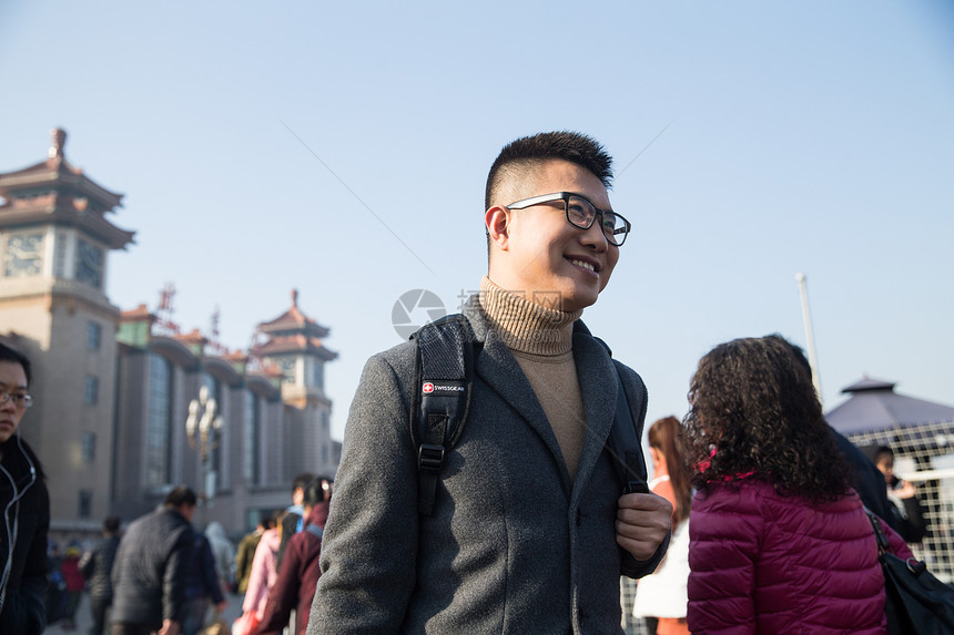 交通旅行者表现积极青年男人在火车站图片