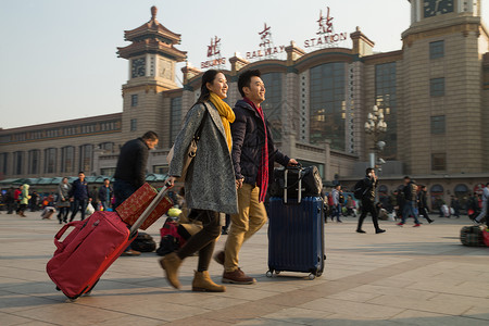 女人彩色图片高雅青年男女在站前广场图片