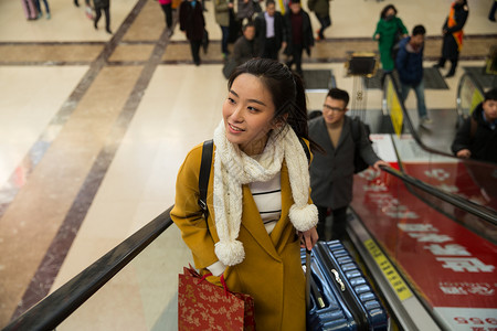 表现积极交通仅成年人青年女人在火车站图片
