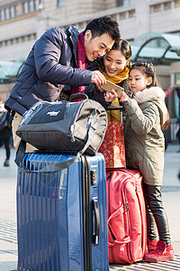 中年人站着幸福家庭在火车站图片