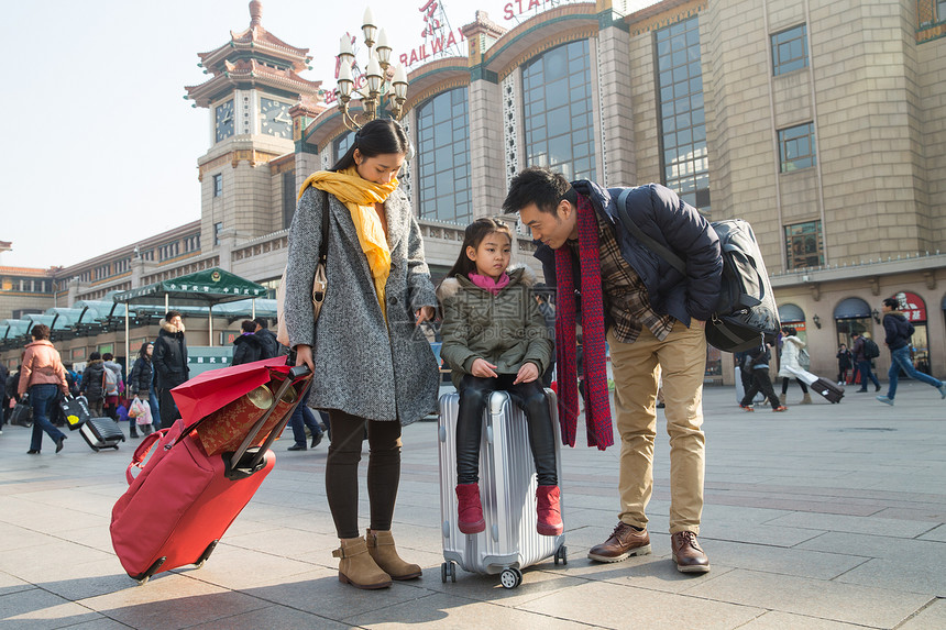 春节旅行者户外幸福家庭在火车站图片