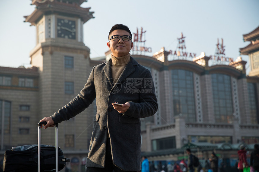 回家摄影背包客青年男人在火车站图片