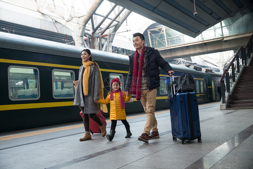 行李男人父亲幸福家庭在车站月台图片