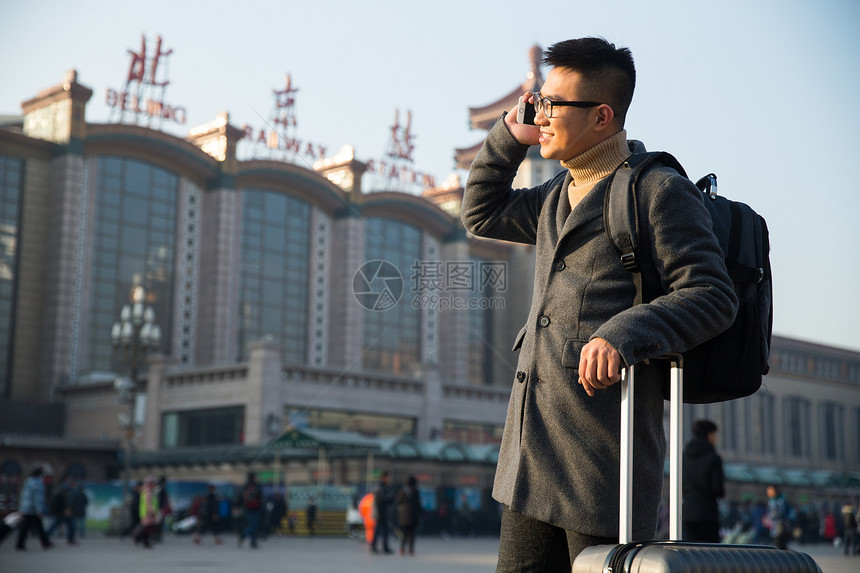 运输大楼广场离开青年男人在火车站图片