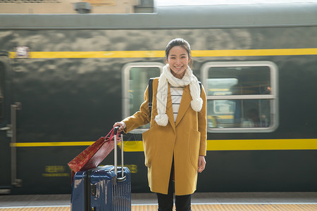 东方人亚洲离开青年女人在站前广场图片