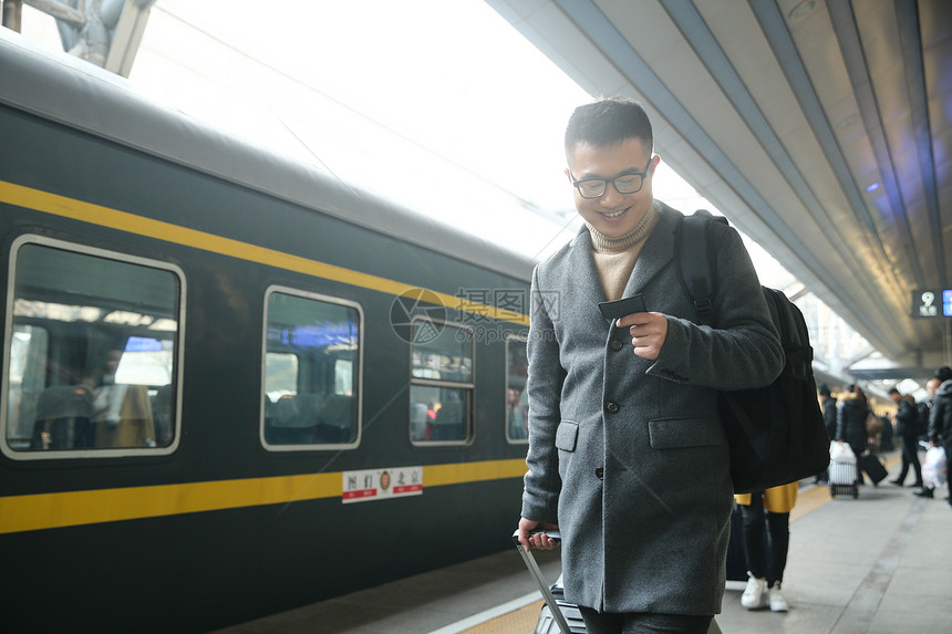 火车站火车眼镜青年男人在车站月台图片